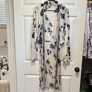 Billabong Monochrome Floral Kimono